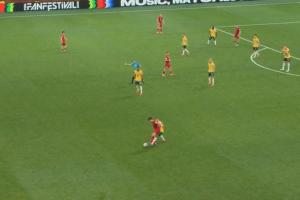 浪费最后一攻！居莱尔背身“赌气式”护球，主裁直接吹响终场哨
