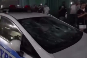 开始狂欢！球迷在纽约大街上庆祝&警车玻璃被砸穿 警察维护秩序