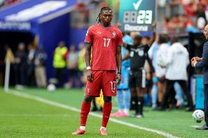 莱奥：主帅半场时让我们多找前场有利位置球员，但对手封锁了我们