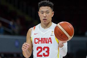 打得不好！贺希宁手感冰凉8中1并且出现2失误 仅得2分3板