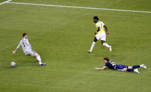 进球被吹！阿斯：维尼修斯和裁判发生激烈争吵，说“简直是耻辱”